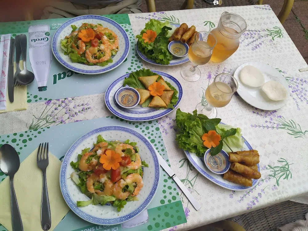 Salade Aux Crevettes Nem Et Samoussa